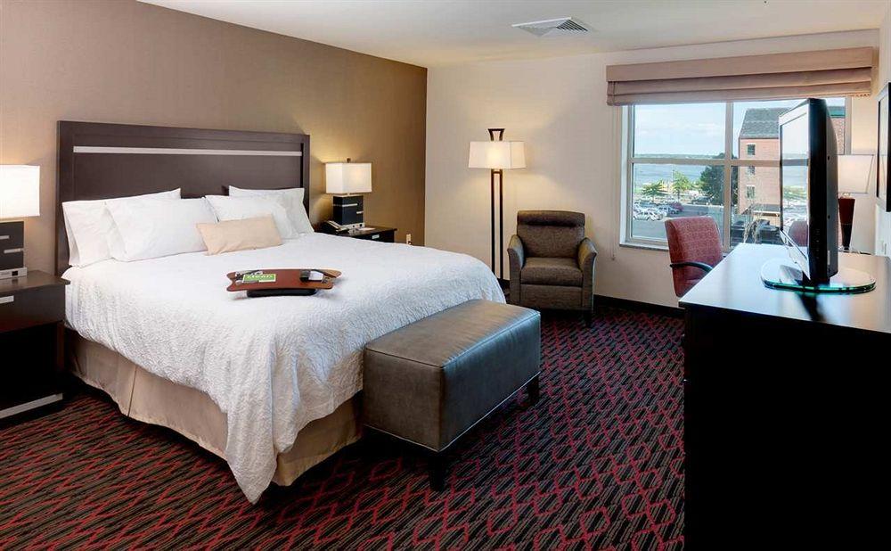 Hampton Inn Portland Downtown Waterfront Екстериор снимка