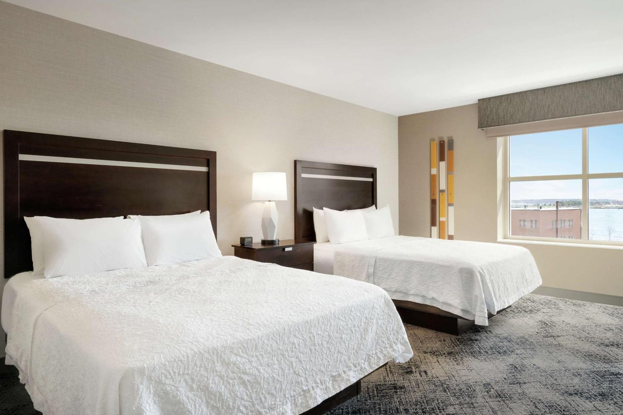 Hampton Inn Portland Downtown Waterfront Екстериор снимка