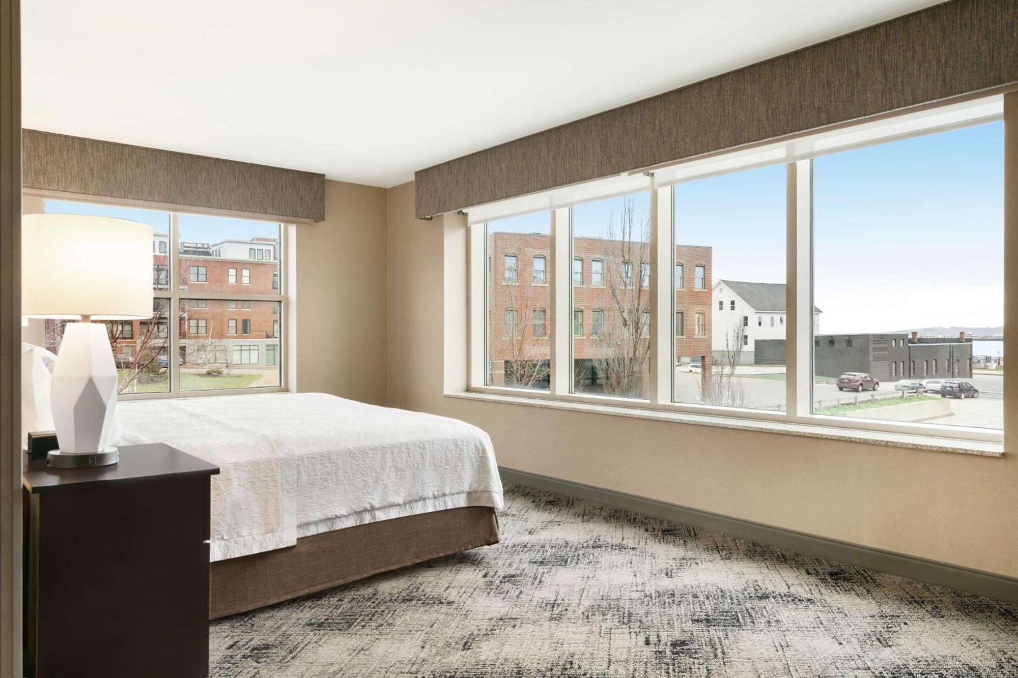 Hampton Inn Portland Downtown Waterfront Екстериор снимка